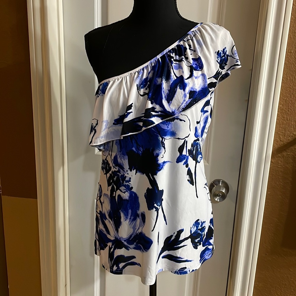 Womenswear cold shoulder lightweight top